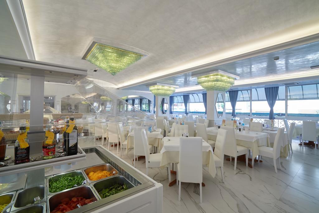 Hotel Helen Каорле Экстерьер фото