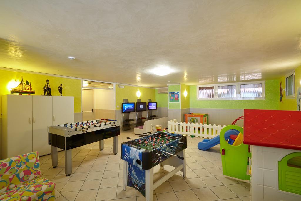 Hotel Helen Каорле Экстерьер фото