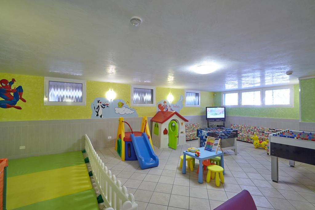 Hotel Helen Каорле Экстерьер фото