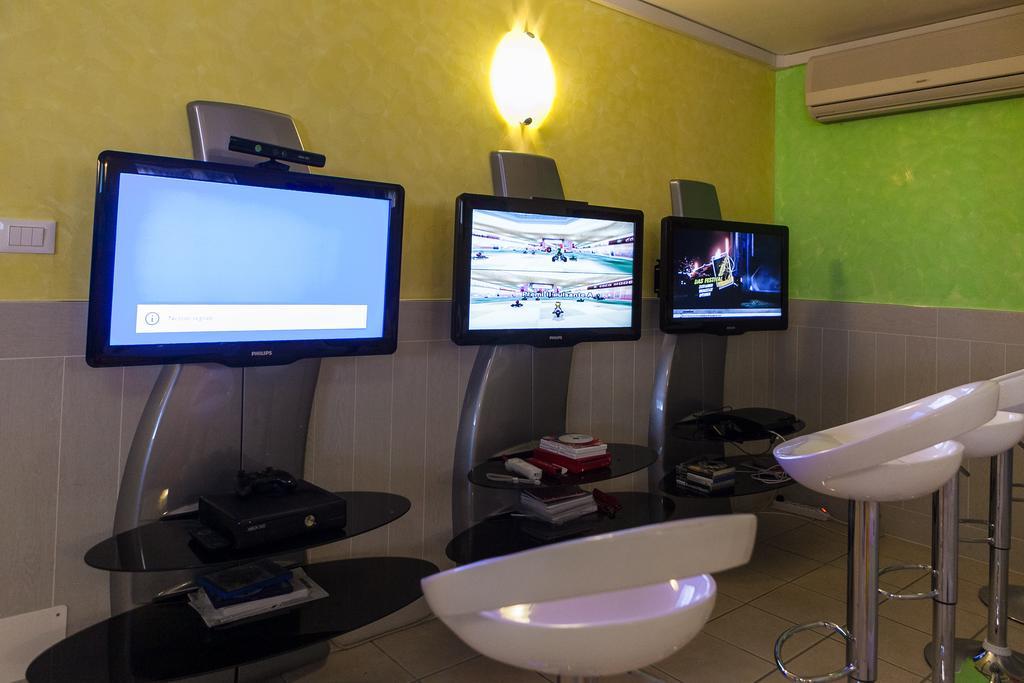 Hotel Helen Каорле Экстерьер фото