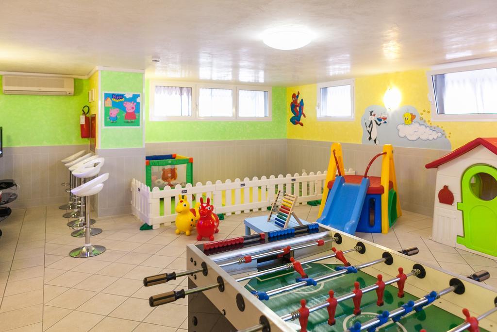 Hotel Helen Каорле Экстерьер фото